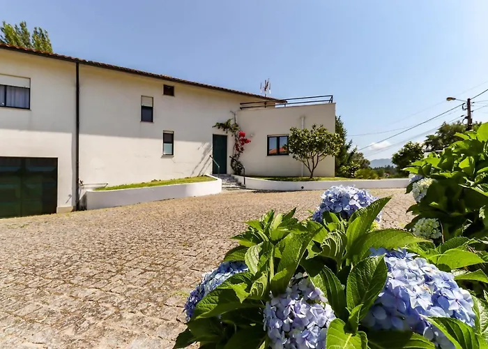 Casa Do Azal بيت للعطل *